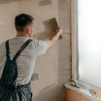 imgi_129_worker-applying-putty-mortar-on-the-balcony-wall-2023-11-27-04-48-53-utc